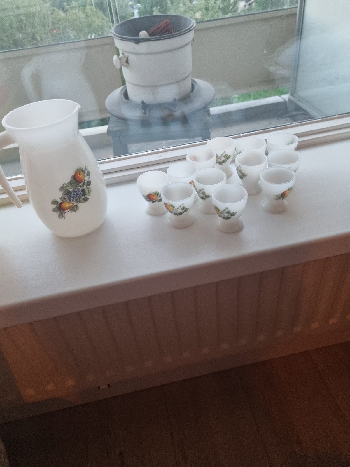 Vintage Arcopal eierdopjes en schenkkan met fruitdecor, Kan, Gebruikt, Overige merken, Vintage