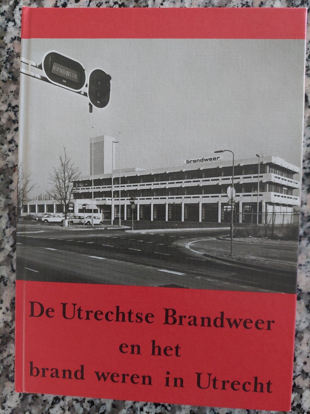 DE UTRECHTSE BRANDWEER EN HET BRAND WEREN IN UTRECHT., Ophalen of Verzenden, Gelezen
