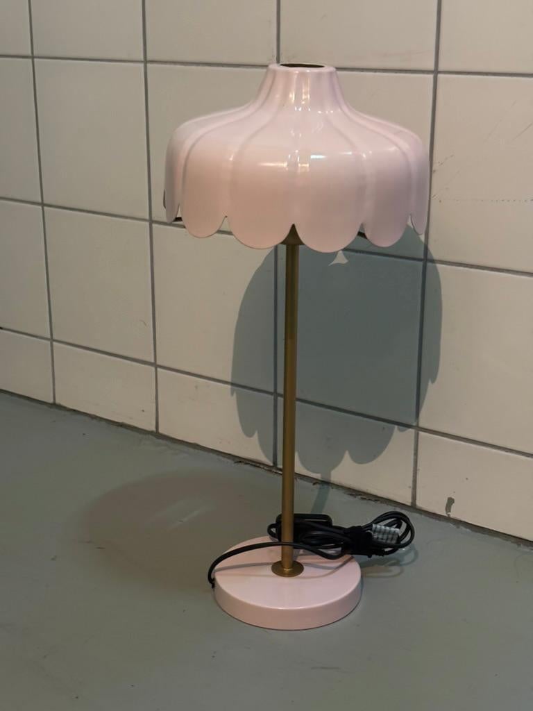 H&M home Roze tafellamp met golvende kap, Huis en Inrichting, Lampen | Tafellampen, Ophalen, Zo goed als nieuw, Metaal, Minder dan 50 cm