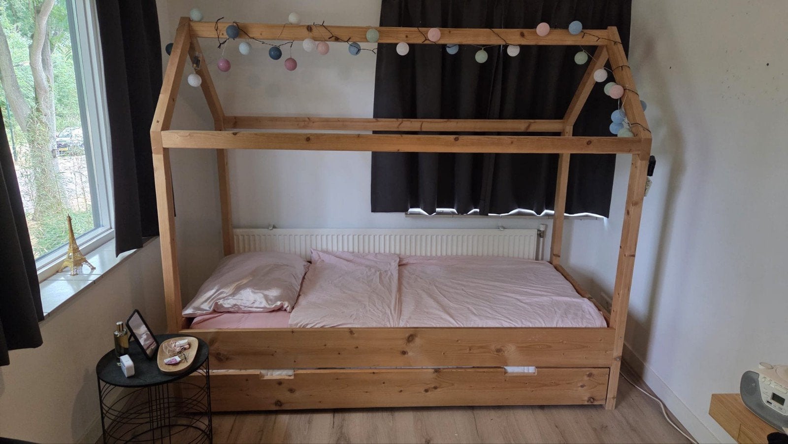 Houten huisbed met uitschuifbaar logeerbed, Huis en Inrichting, Ophalen, 90 cm, Huisbed, Kinderbed, Zo goed als nieuw
