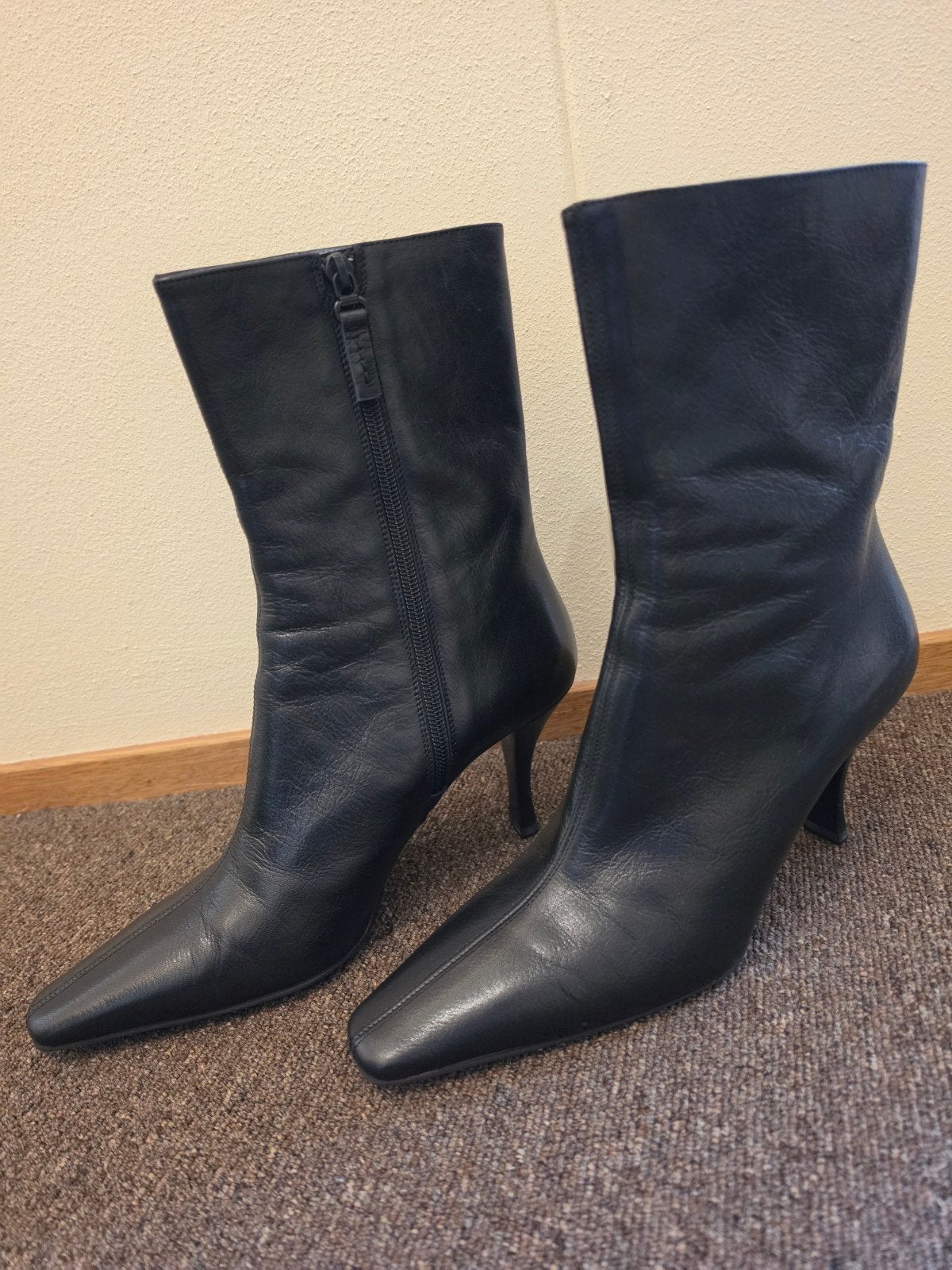 Bally Tidora Zwarte Leren Enkellaarzen Maat 40.5, Zwart, Lage of Enkellaarzen, Ophalen of Verzenden, Zo goed als nieuw