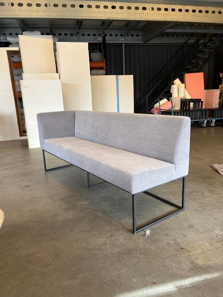 Moderne Eetbank - Grijs met Zwart Metalen Onderstel, Ophalen, Minder dan 75 cm, Driepersoons, Zo goed als nieuw