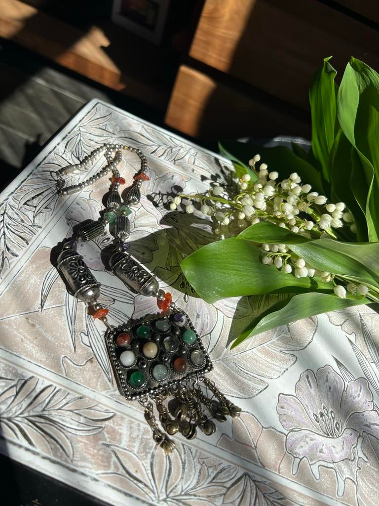 Vintage Zilverkleurige Ketting met Edelstenen Hanger, Verzenden, Gebruikt, Zilver, Met edelsteen