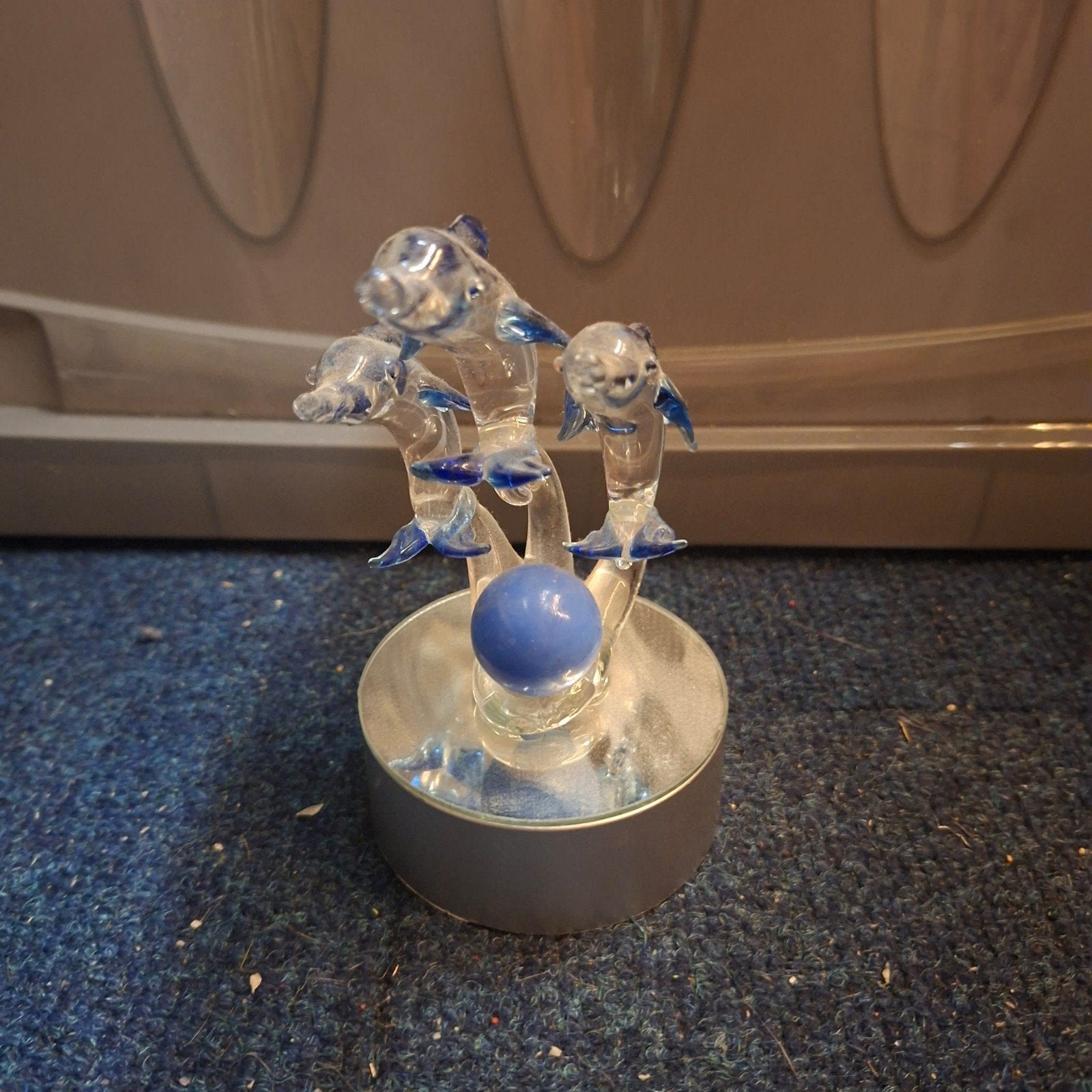 Glazen dolfijnen decoratie met blauwe bol, Ophalen