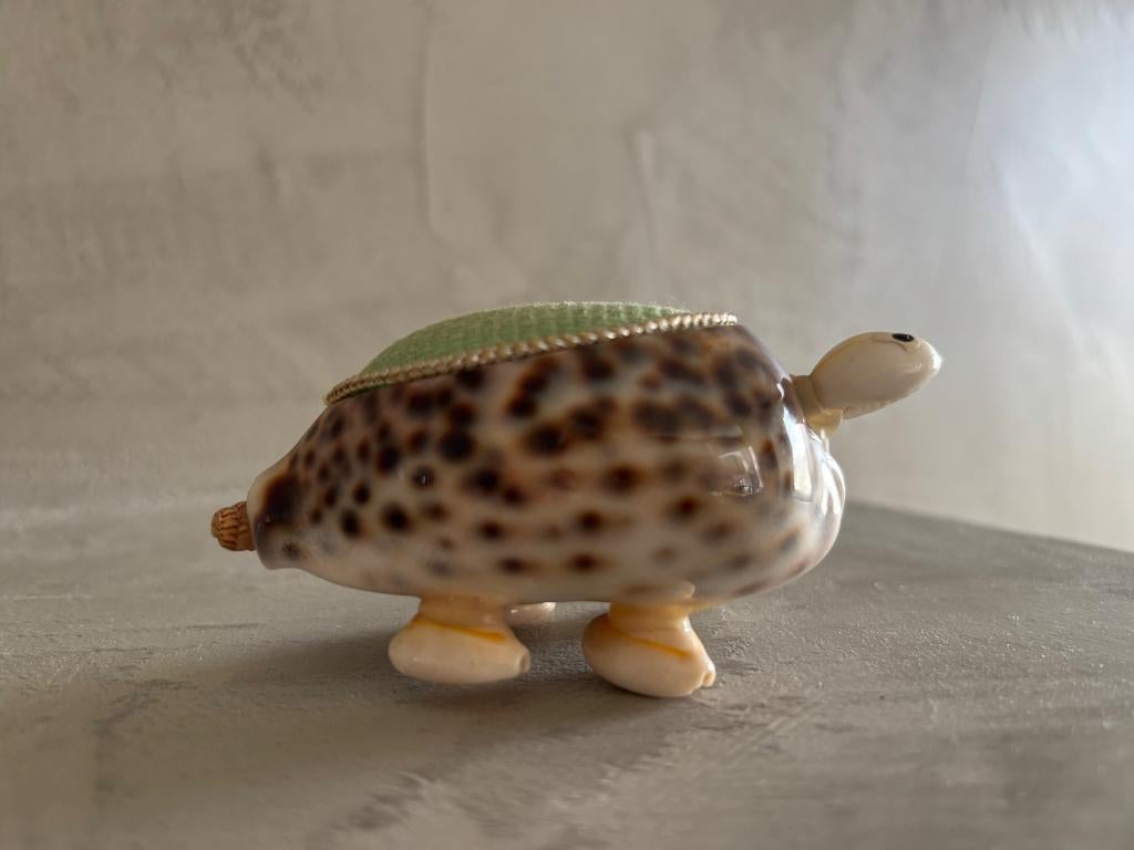 Schildpad Tijgerkauri Schelp Naalden Spelden Kussen 9 cm, Antiek en Kunst, Ophalen of Verzenden