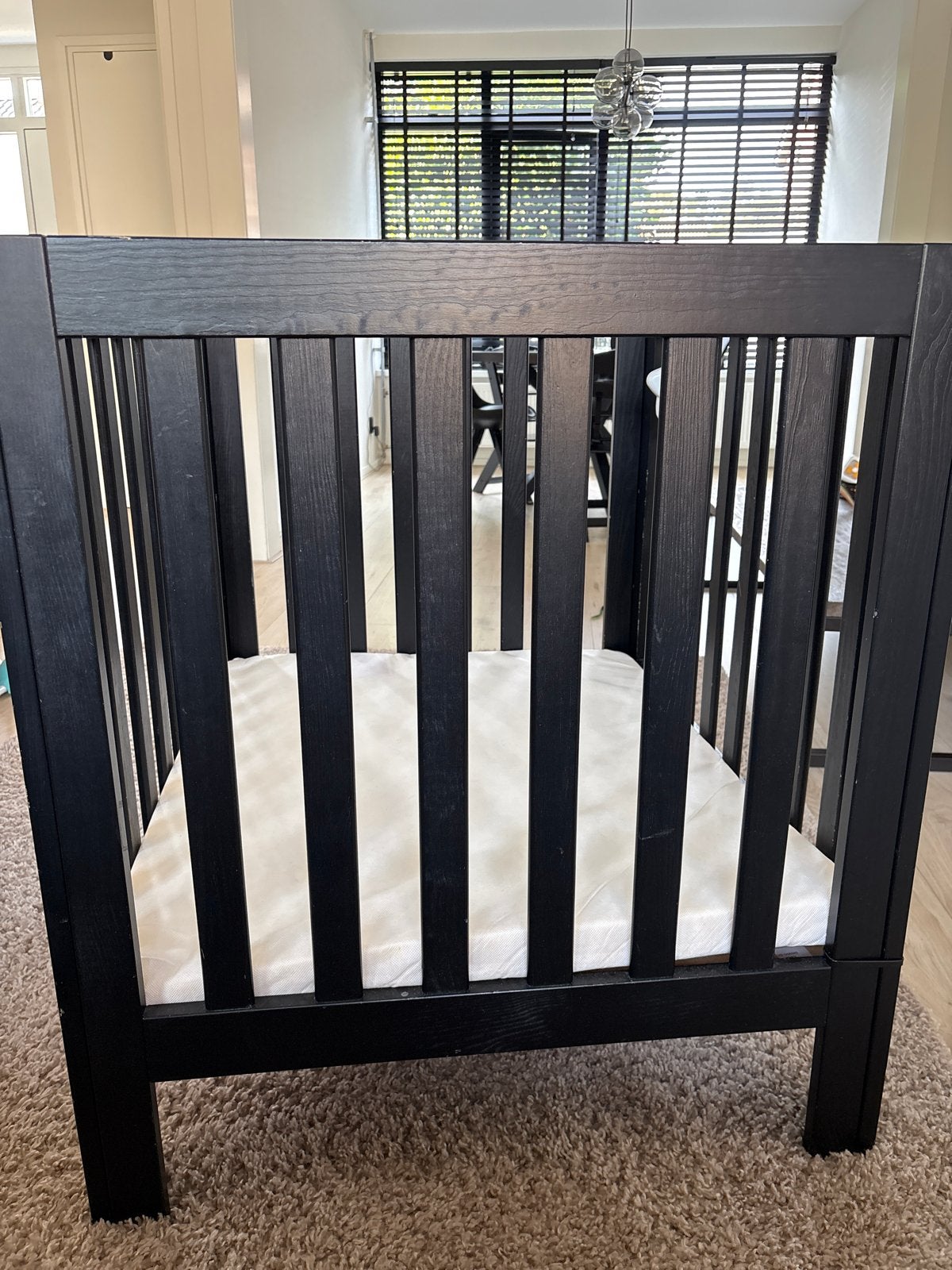 Zwart houten box met matras, Kinderen en Baby's, Ophalen, Zo goed als nieuw, Vierkant, Boxkleed