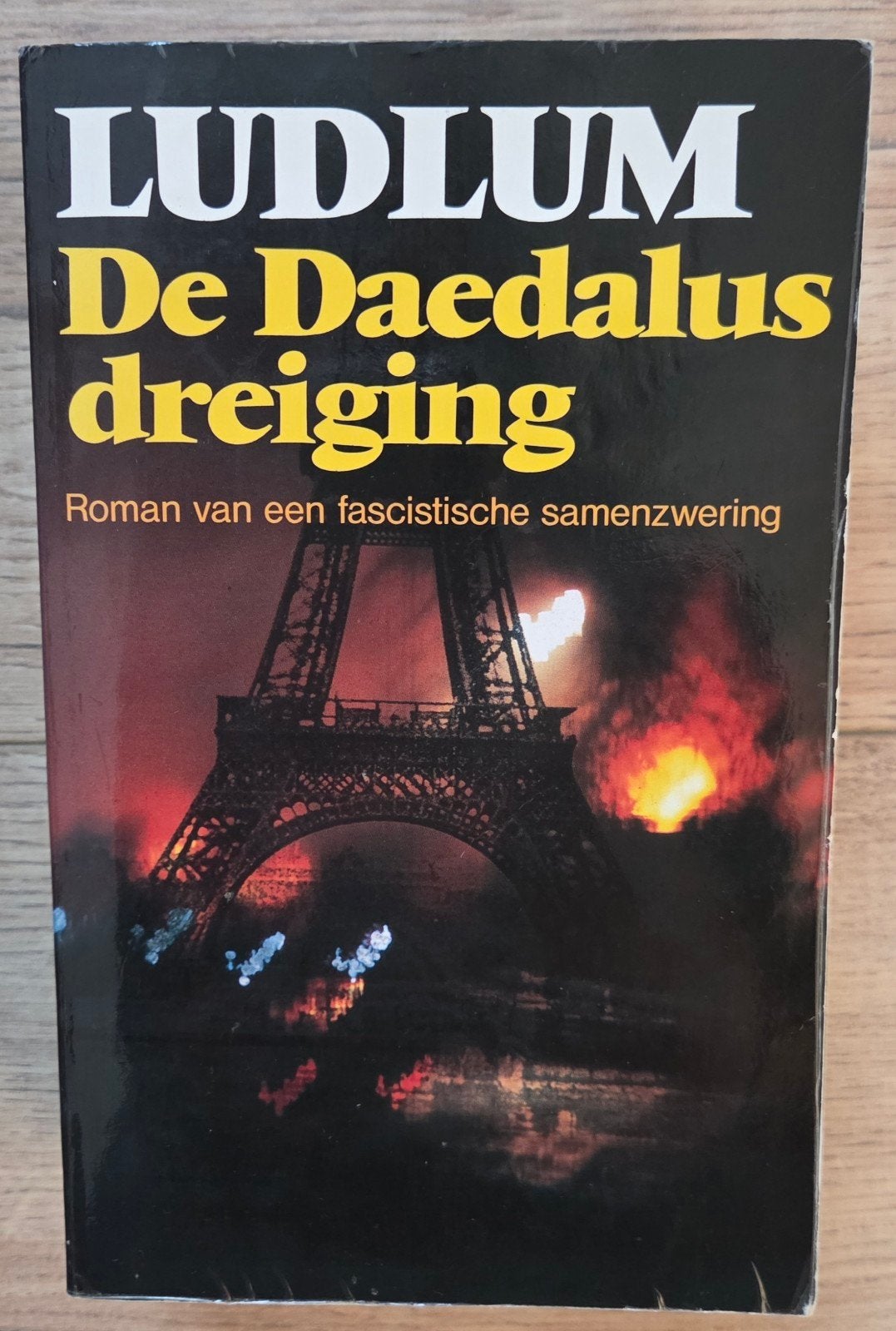 Robert Ludlum - De Daedalus dreiging, Ophalen of Verzenden, Zo goed als nieuw, Robert Ludlum