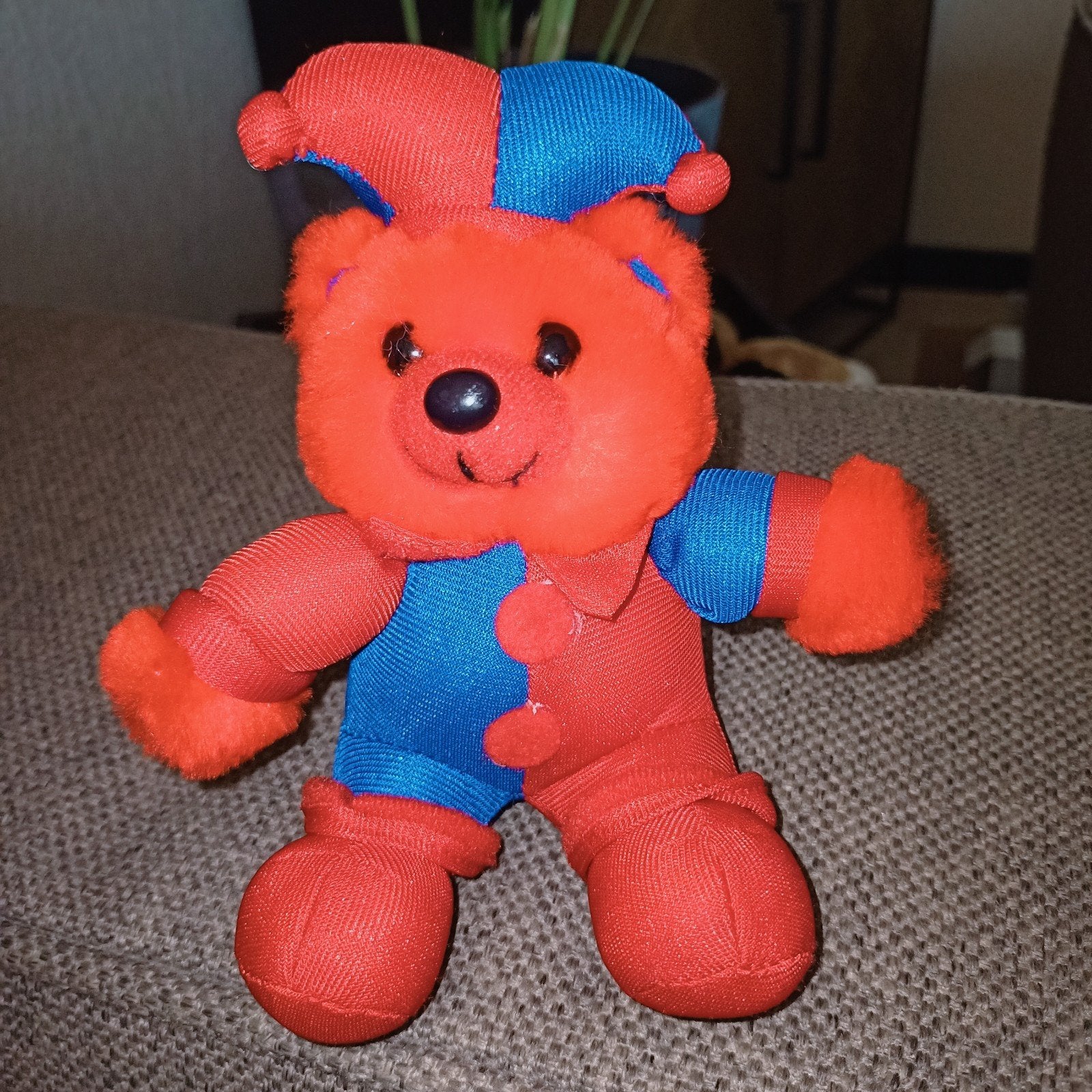 Uni-toys rood blauw narren beertje., Overige merken, Beer, Ophalen of Verzenden, Zo goed als nieuw