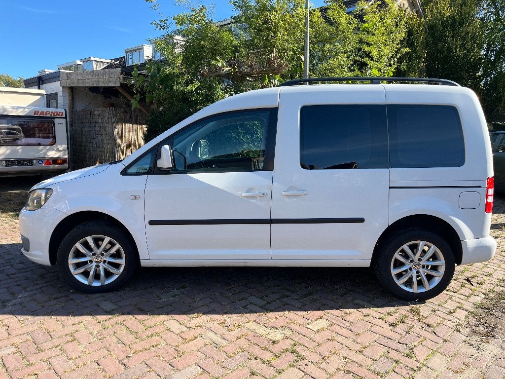 Volkswagen Caddy 1.2 TSI 2011 | 7-zits met camper inrichting, Auto's, Voorwielaandrijving, Euro 5, Stof, Wit