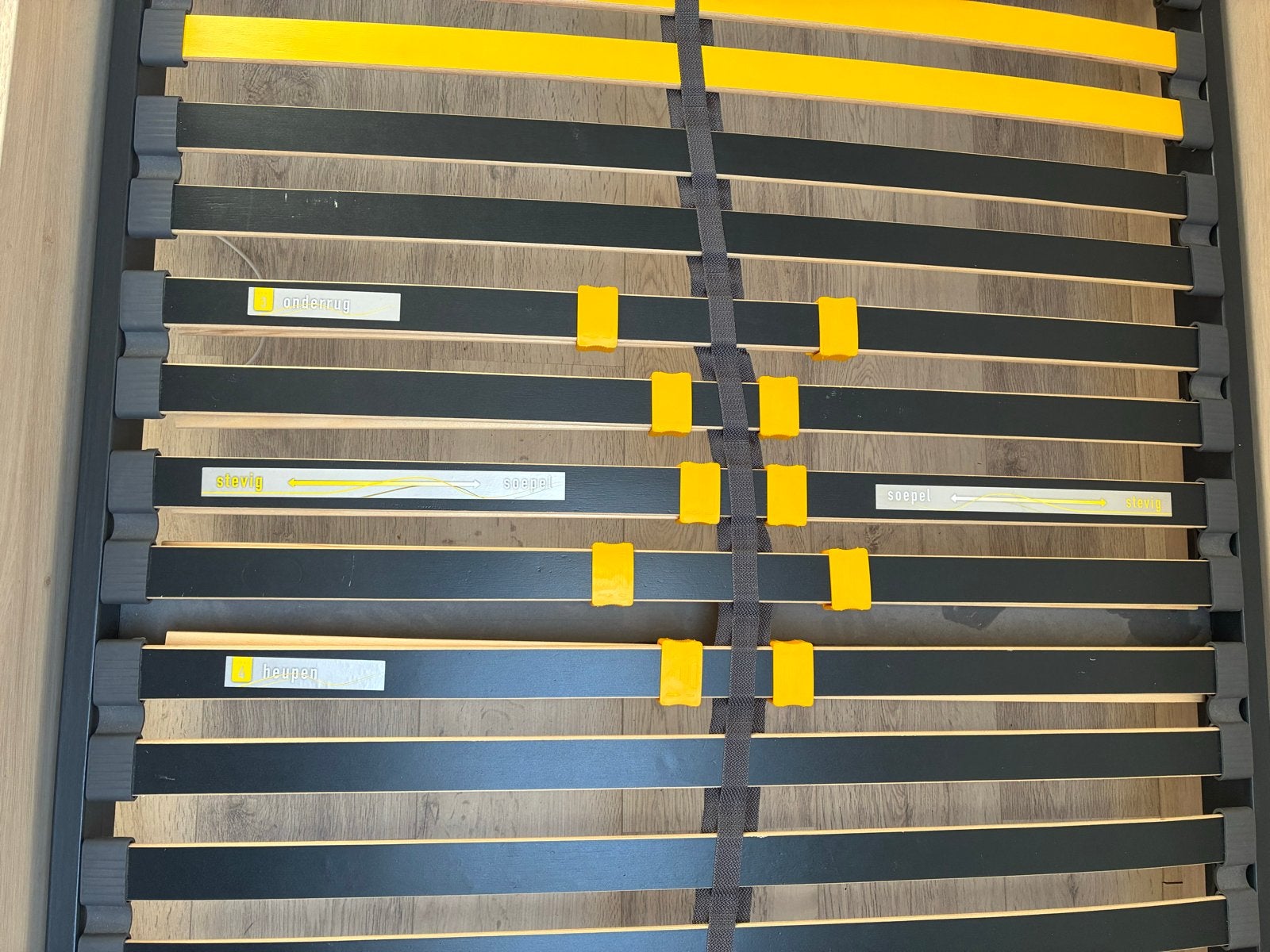 Bed hout 200 x 90 inclusief lattenbodem, Ophalen, 90 cm, Zo goed als nieuw, 200 cm