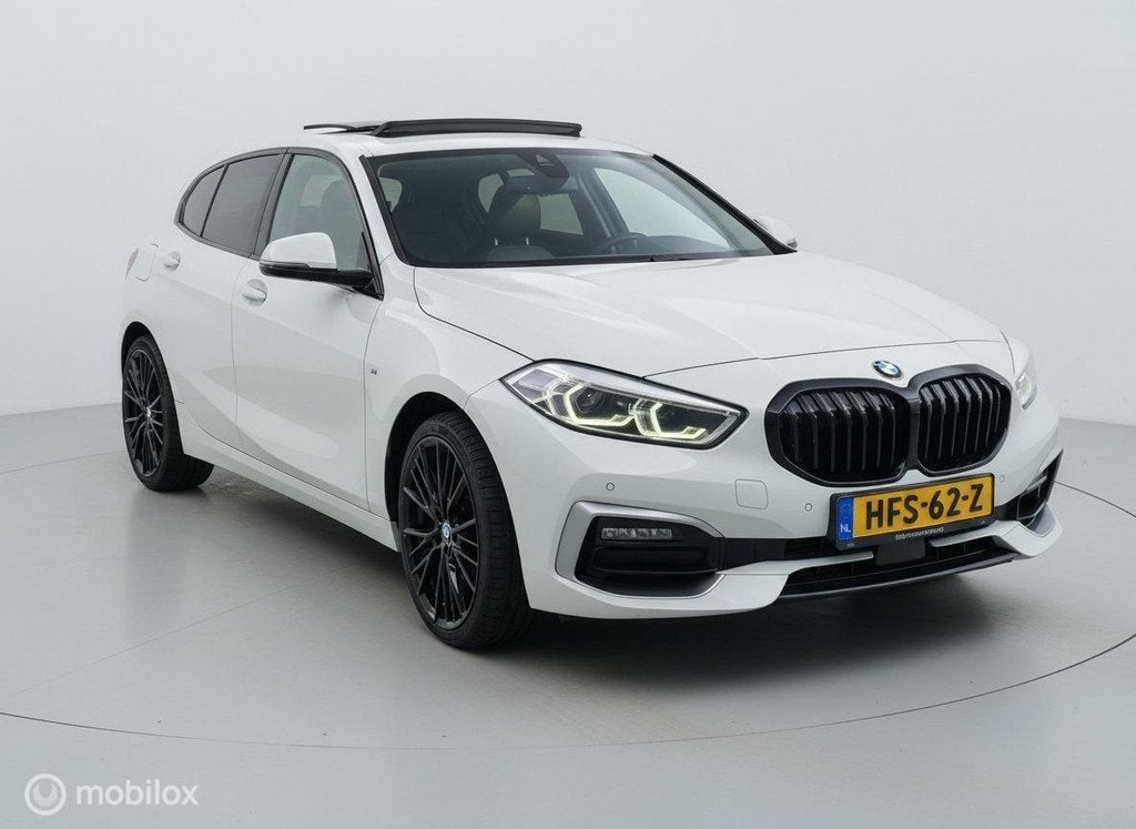 BMW 1-serie 118i M Sport|PANO|STOELVERW|LED|CARPLAY|CRUISE, Auto's, BMW, Achterwielaandrijving, Gebruikt, Wit, Leder