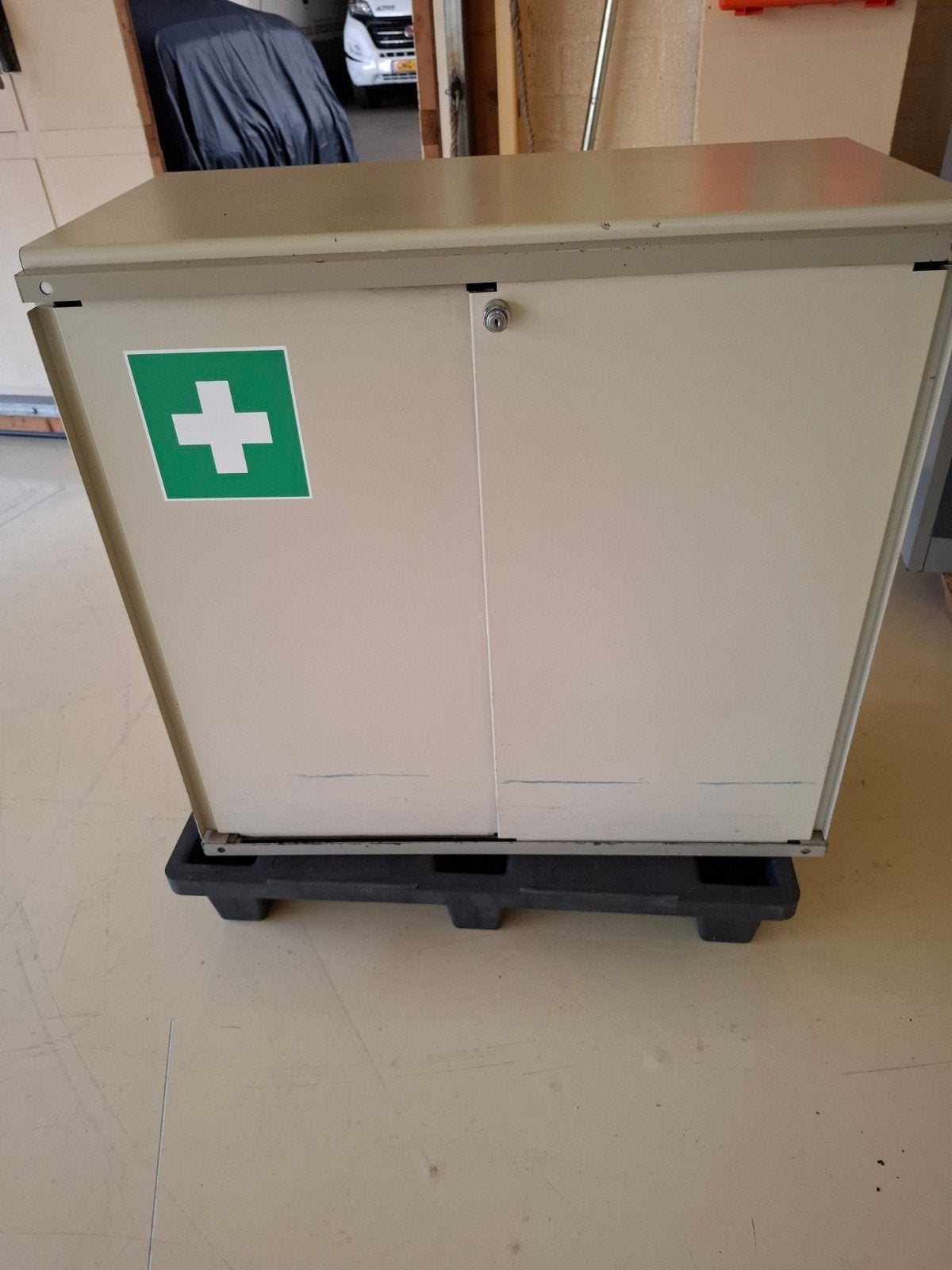 Metalen kast met schuifdeuren en slot, Ophalen, Gebruikt, Industrieel
