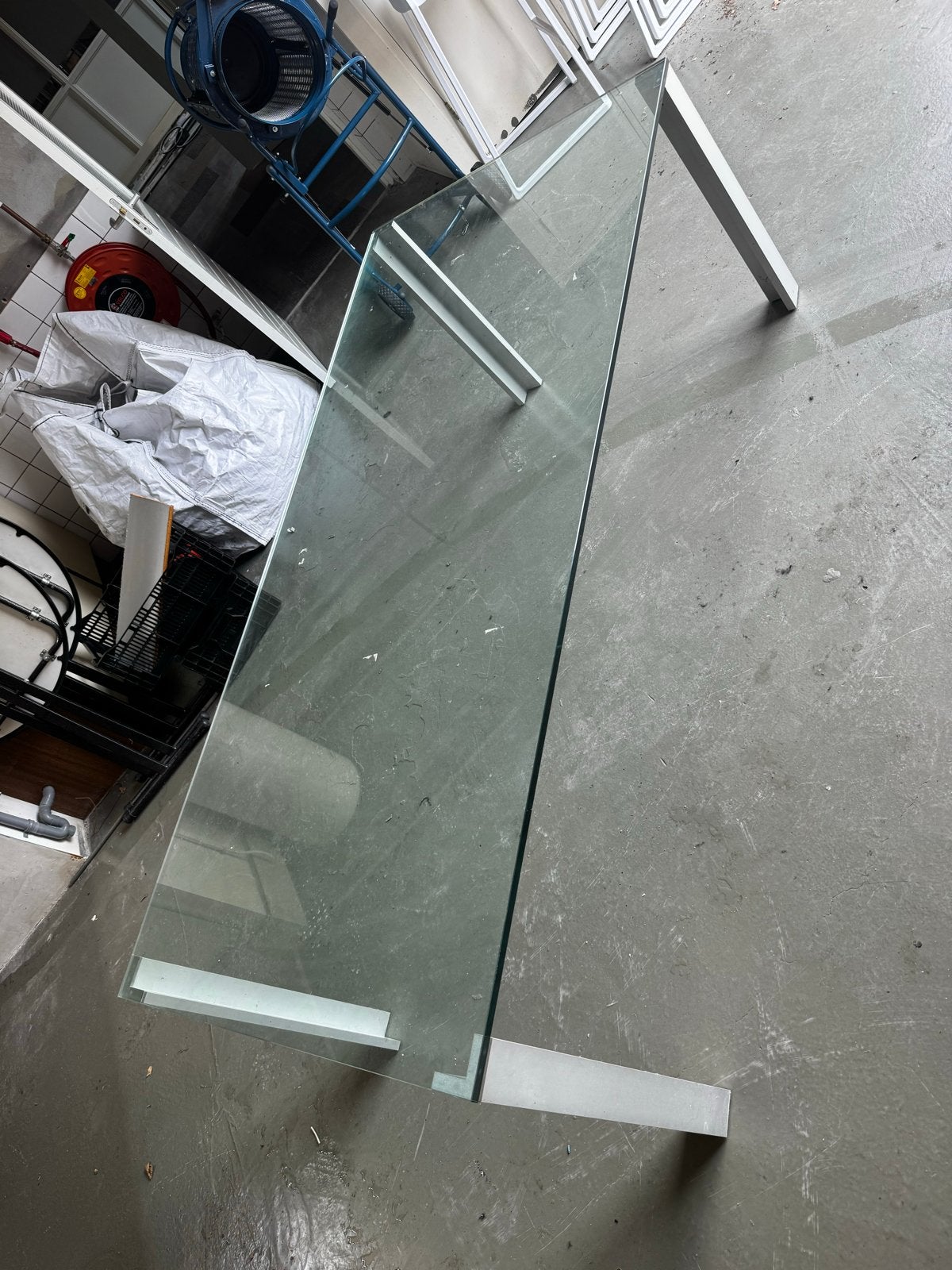 Glazen tafel met metalen poten, Huis en Inrichting, Tafels | Salontafels, Gebruikt, Glas, 150 tot 200 cm, Rechthoekig