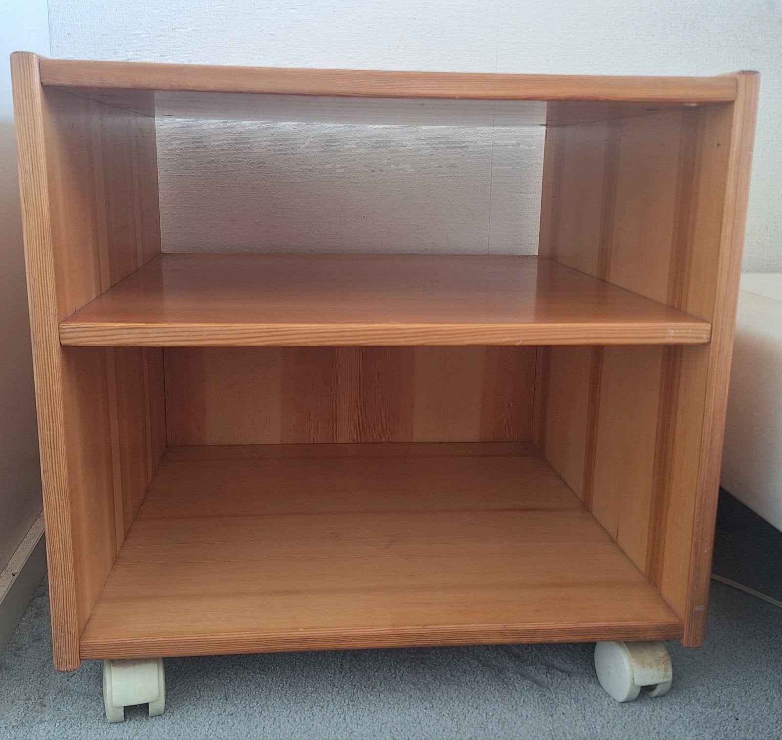 Grenen houten nachtkastje op wielen (2 stuks beschikbaar), Huis en Inrichting, Ophalen, Gebruikt, 45 tot 65 cm, Minder dan 55 cm