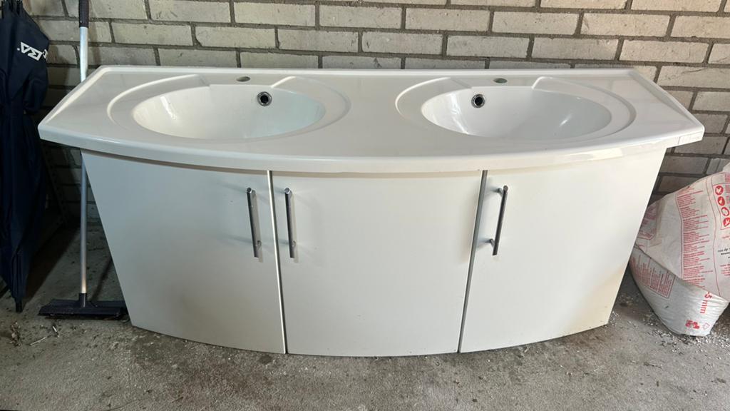 Gratis dubbele wastafel 1.40mx 0.50m, Huis en Inrichting, Badkamer | Badkamermeubels, Ophalen, Gebruikt, 100 tot 150 cm, Minder dan 100 cm