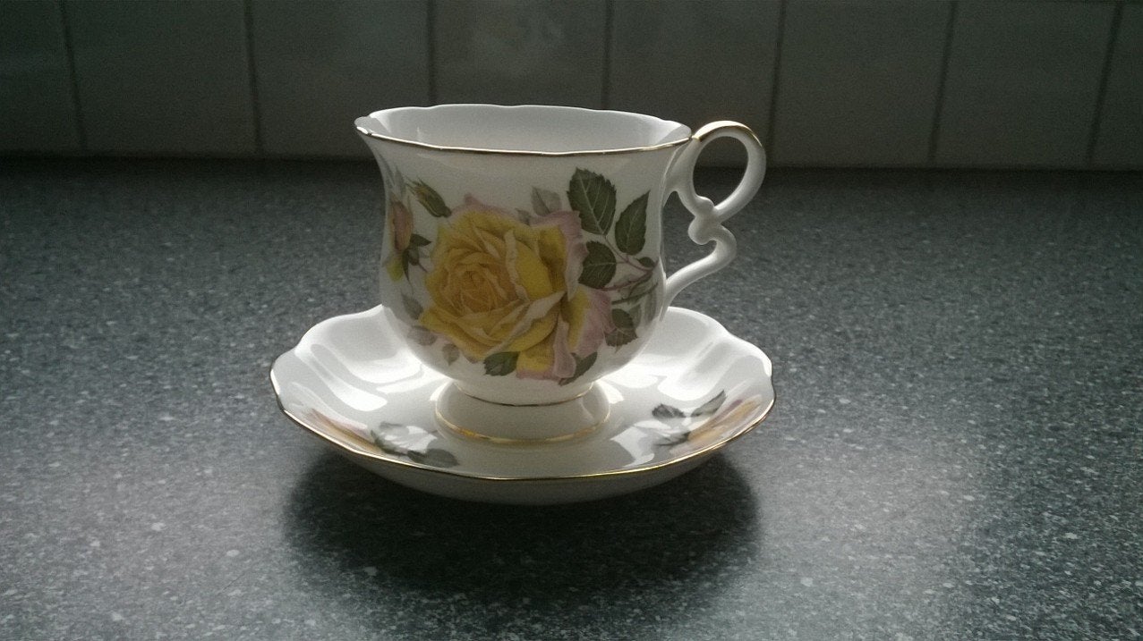 Engelse kop en schotel Royal Ascot Yellow Rose, Ophalen, Zo goed als nieuw, Porselein, Kop en/of schotel