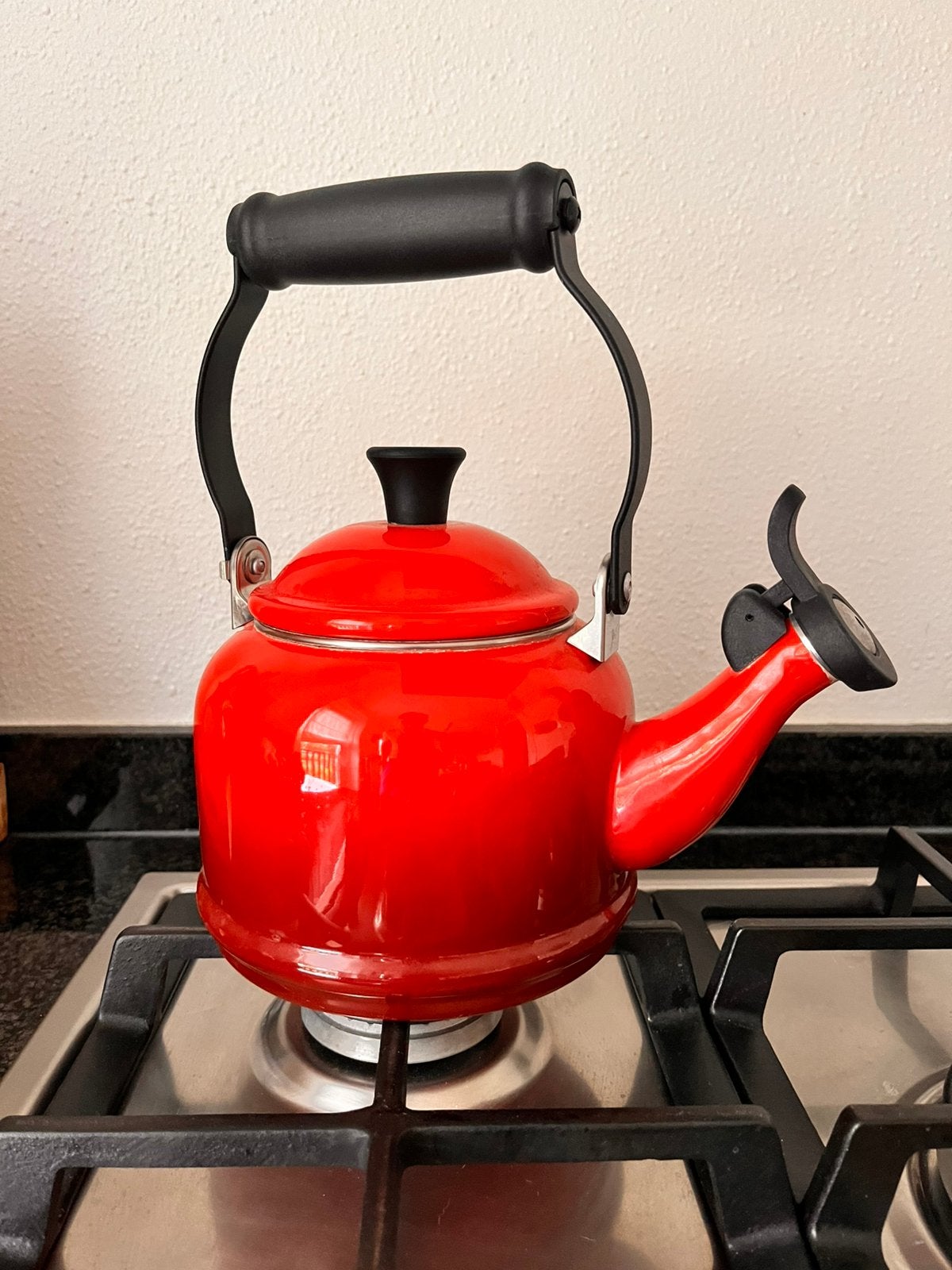 Le Creuset fluitketel, Huis en Inrichting, Keuken | Keukenbenodigdheden, Gebruikt, Ophalen of Verzenden, Rood, Le Creuset