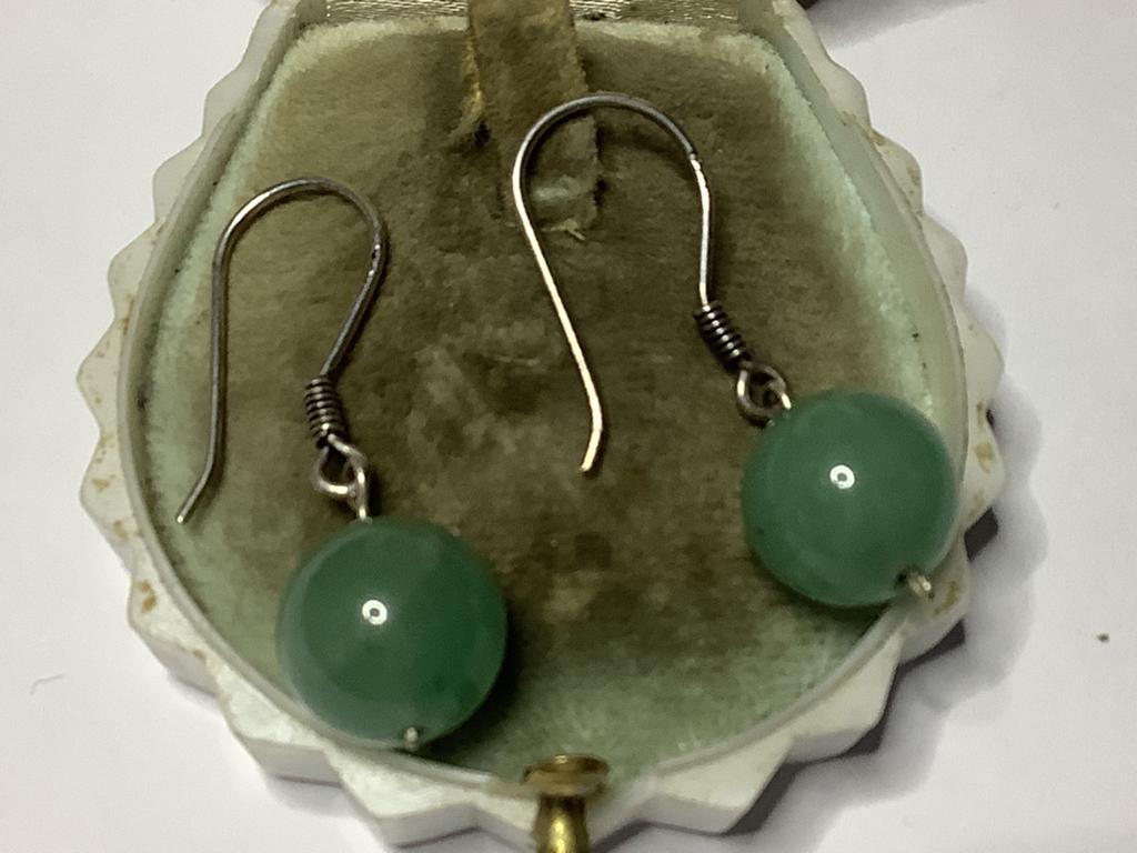 EEN STEL ZILVEREN OORHANGERS 925 MET JADE EDELSTENEN BOLLEN, Ophalen of Verzenden, Zilver, Oorbellen