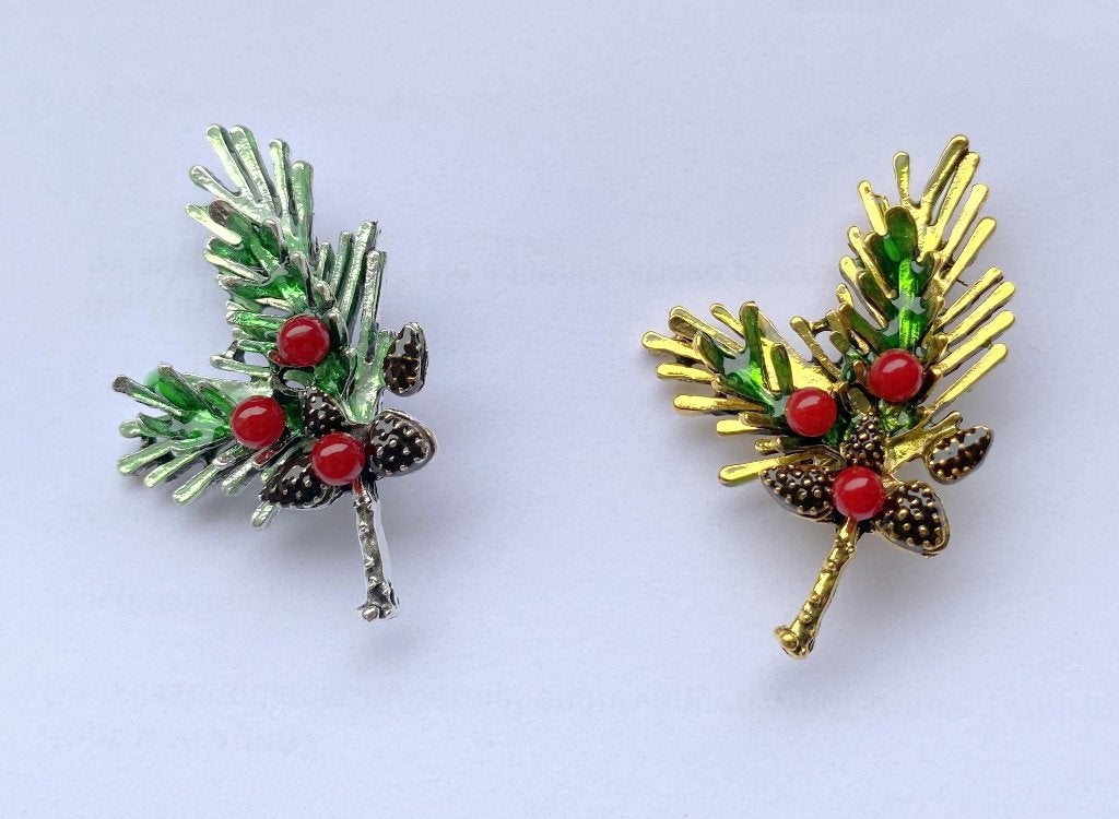 broche geëmailleerd, dennentak besjes en dennenappels Kerst, Overige materialen, 4 tot 7 cm, Nieuw, Ophalen of Verzenden