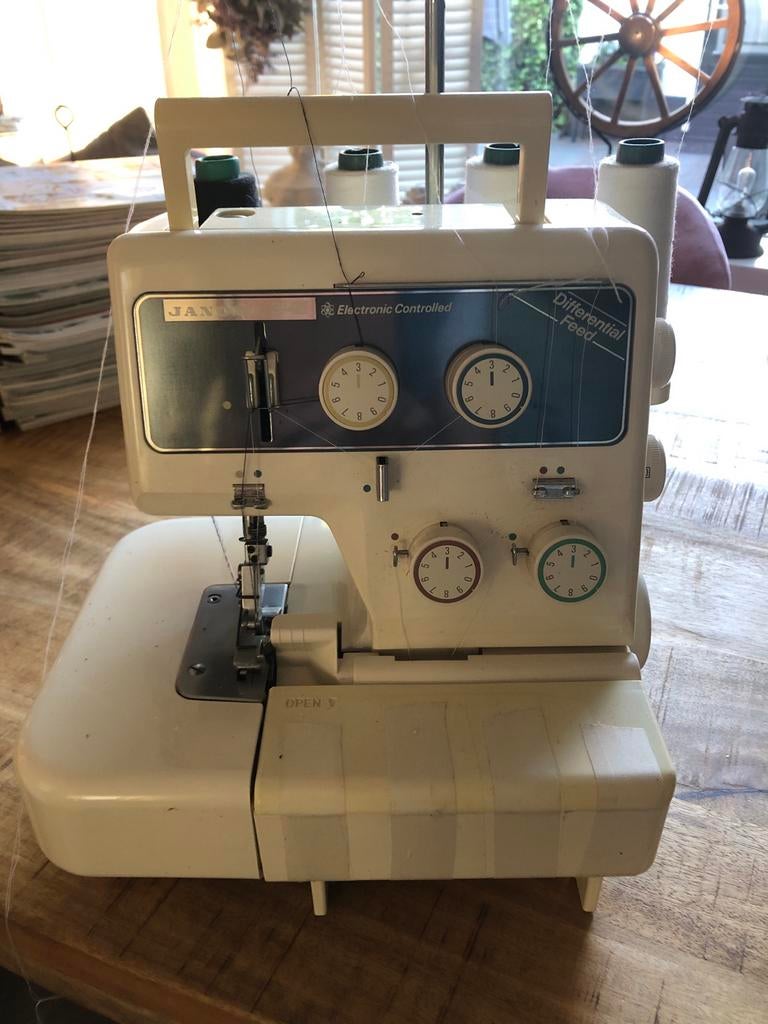 Janome Lockmachine - Electronic Controlled, Hobby en Vrije tijd, Naaimachines en Toebehoren, Ophalen, Zo goed als nieuw, Lockmachine