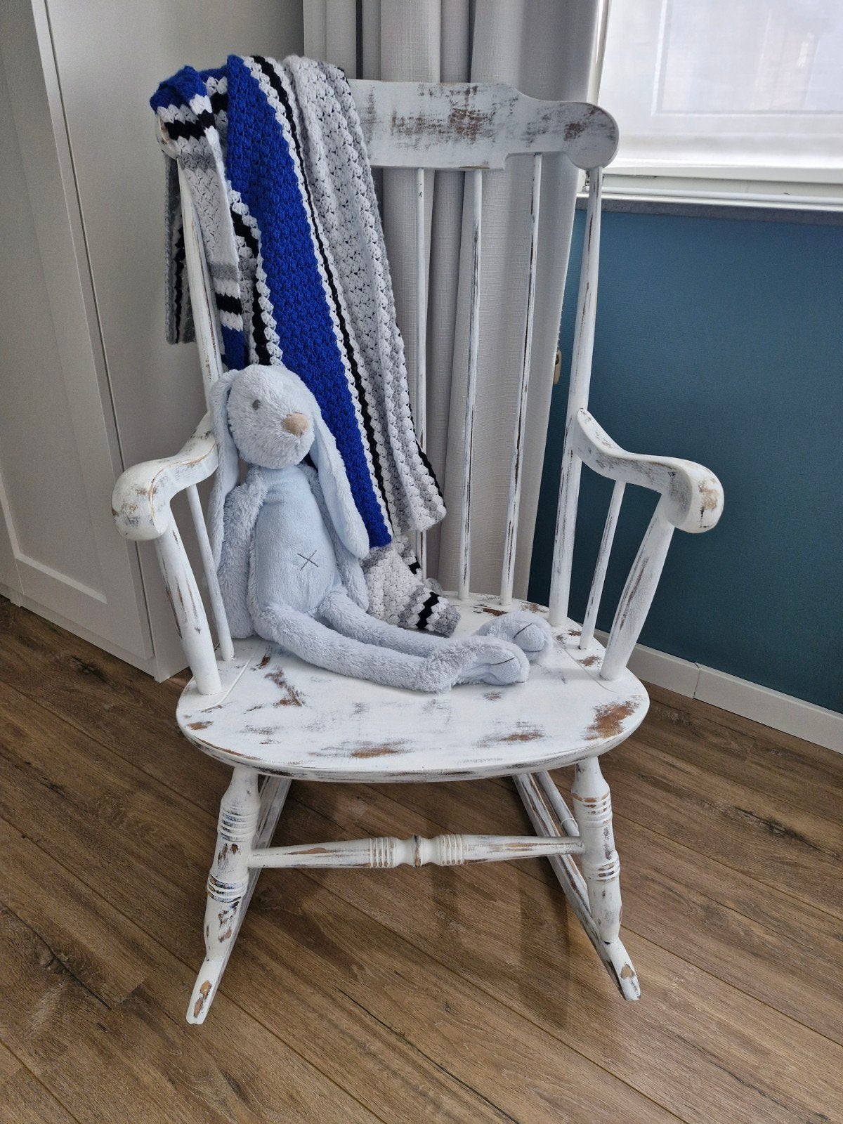 Landelijke houten schommelstoel – wit brocante, Ophalen, Zo goed als nieuw, Stoel(en)