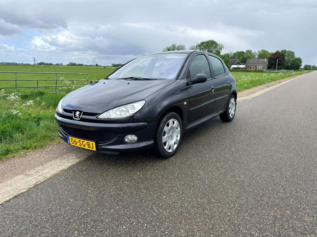 Peugeot 206 1.6 16V Griffe 5D AUT 2006 Zwart, Stof, 40 €/maand, Zwart, 4 cilinders