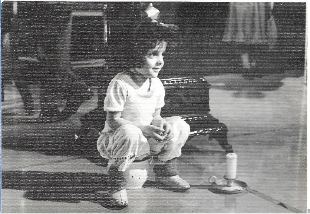 Nostalgische foto kind met lange onderbroek in het theater, Verzamelen, Verzenden, Foto, Zo goed als nieuw, 1940 tot 1960