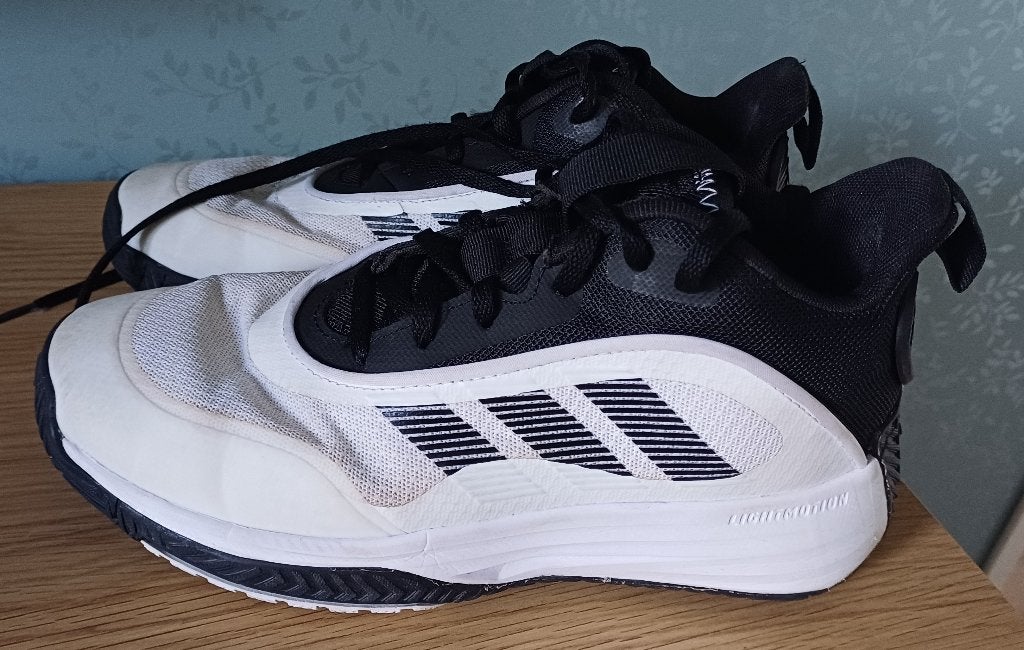 Basketbalschoenen Adidas, maat 40 1/3, in topstaat!, Kleding | Dames, Schoenen, Ophalen of Verzenden, Zo goed als nieuw, Wit, Sneakers of Gympen