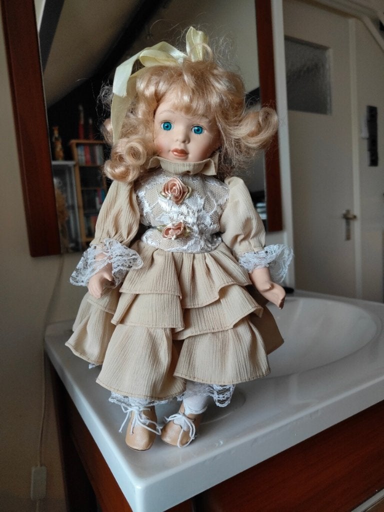 Vintage porseleinen pop met beige jurk, Verzamelen, Ophalen of Verzenden, Zo goed als nieuw, Pop