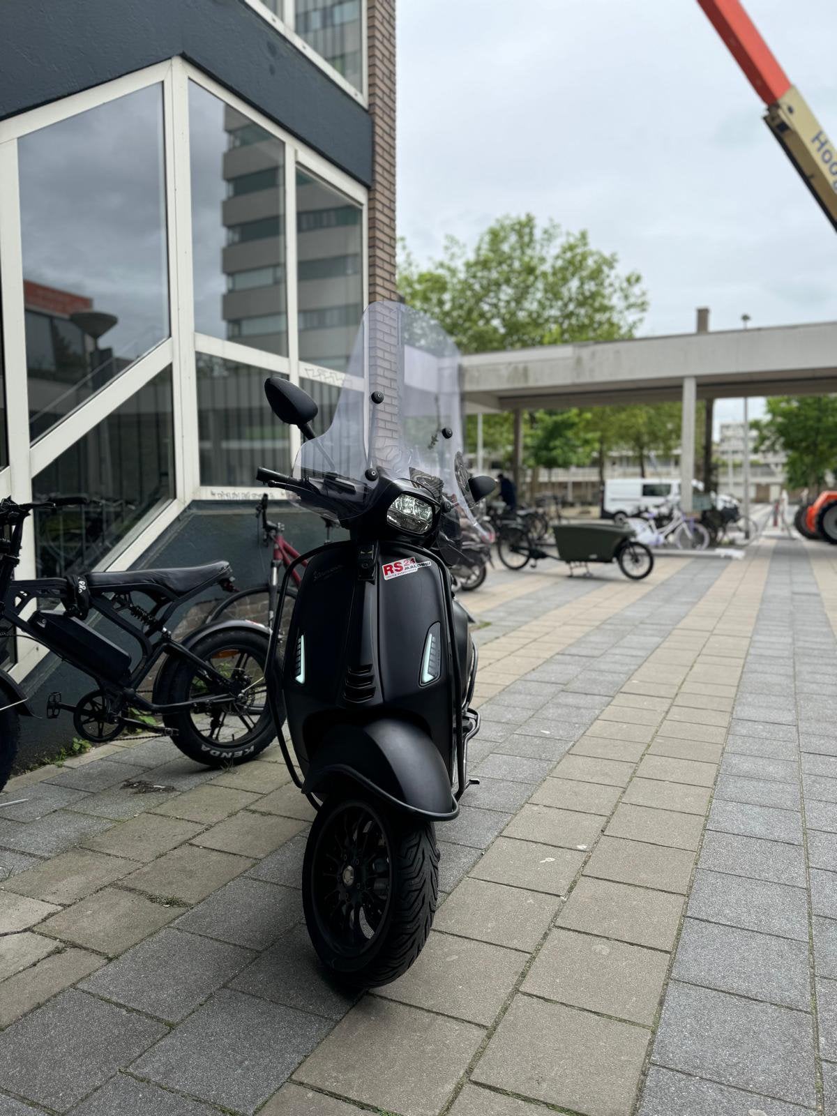 VESPA SPRINT NOTTE 2020 FULL OPTION, Fietsen en Brommers, Scooters | Vespa, Ophalen of Verzenden, Zo goed als nieuw, Benzine