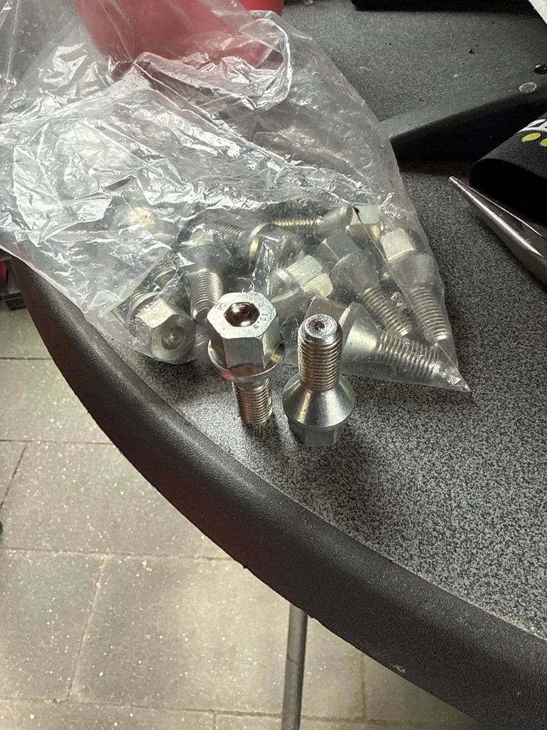 16 nieuwe wielbouten voor Toyota Aygo, C1, 107, Ophalen, Nieuw, Toyota