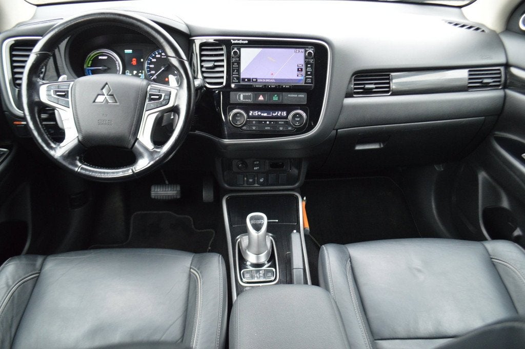 Mitsubishi Outlander 2.0 PHEV instyle NL-auto, All-season ba, Auto's, Mitsubishi, 1998 cc, 4 cilinders, 1820 kg, Zwart