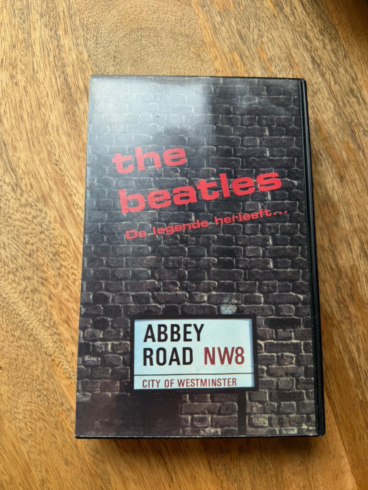 The Beatles - De legende herleeft VHS, Ophalen of Verzenden, Zo goed als nieuw, Van Dale, Engels