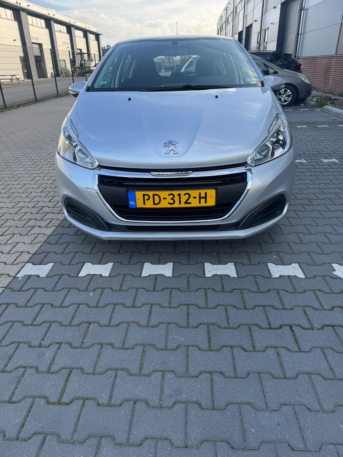 Peugeot 208 1.2 VTI 60KW 5-D 2-TR 2017 Grijs, Auto's, 40 €/maand, 1199 cc, Origineel Nederlands, 24 km/l