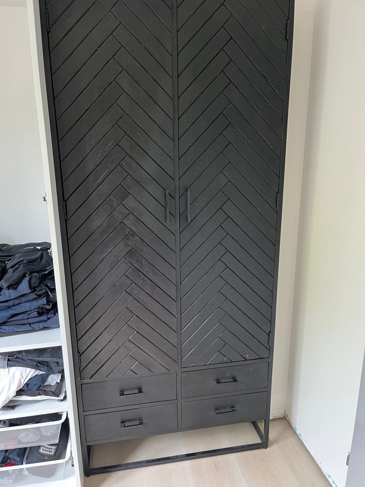 Zwarte kast Loods 5 met Vissengraat voorkant, Huis en Inrichting, Ophalen, 50 tot 100 cm, Zo goed als nieuw, Met lade(s)