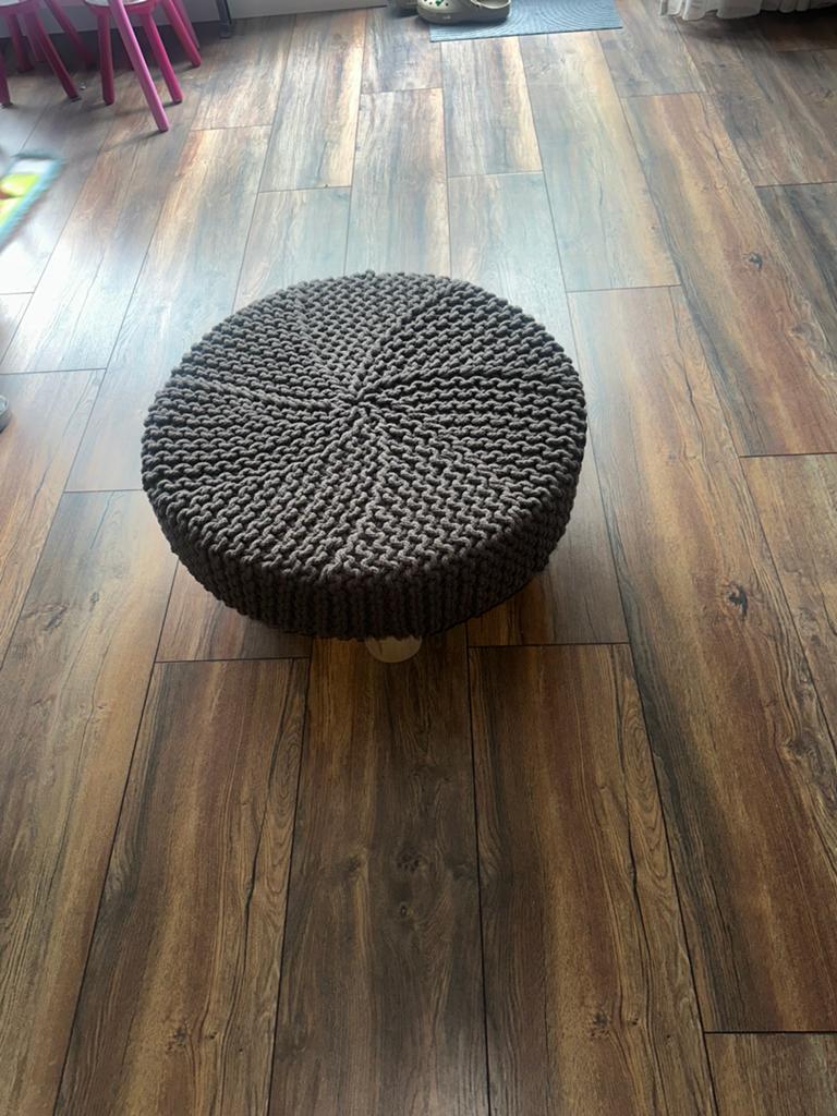 Grijze gebreide poef met houten poten, Ophalen, Rond, Zo goed als nieuw, Stof