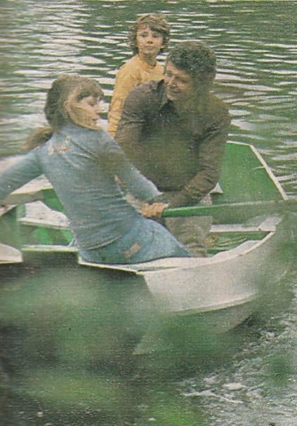 Retro reclame 1975 Douwe Egberts jongetje bootje, Verzamelen, Retro, Verzenden, Overige typen