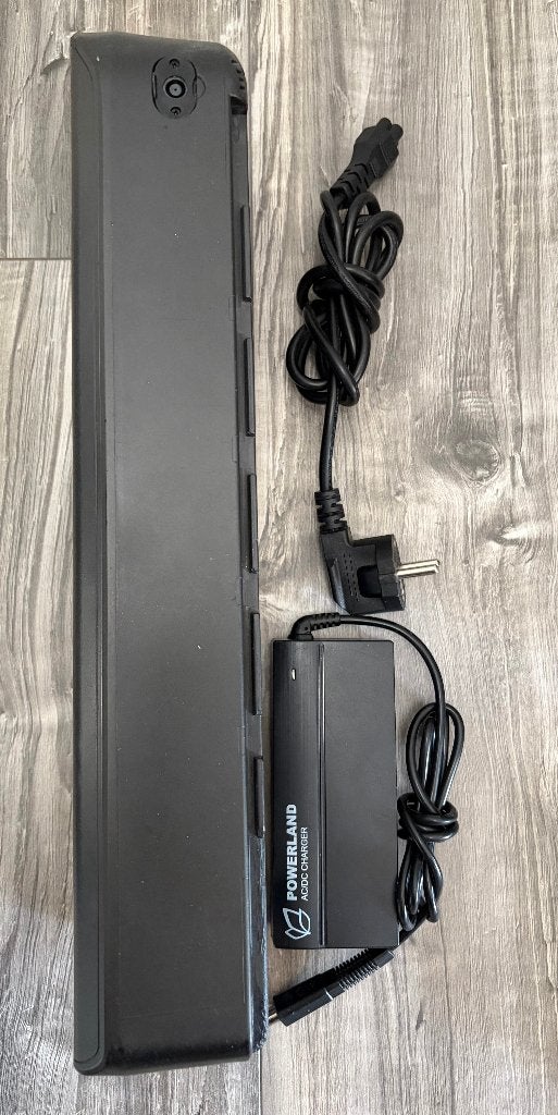 Battery + charger for e-bike., Zo goed als nieuw