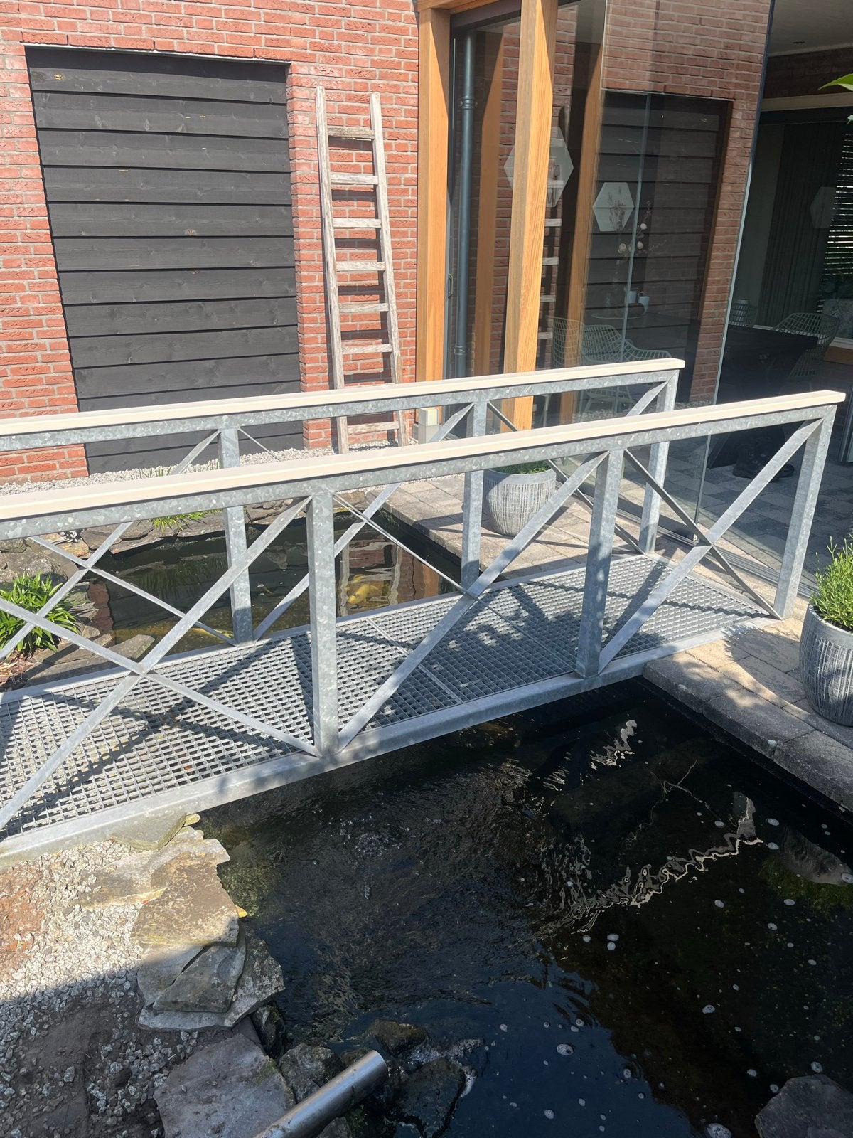 Robuuste gegalvaniseerde loopbrug voor tuin of vijver, Ophalen of Verzenden, Zo goed als nieuw