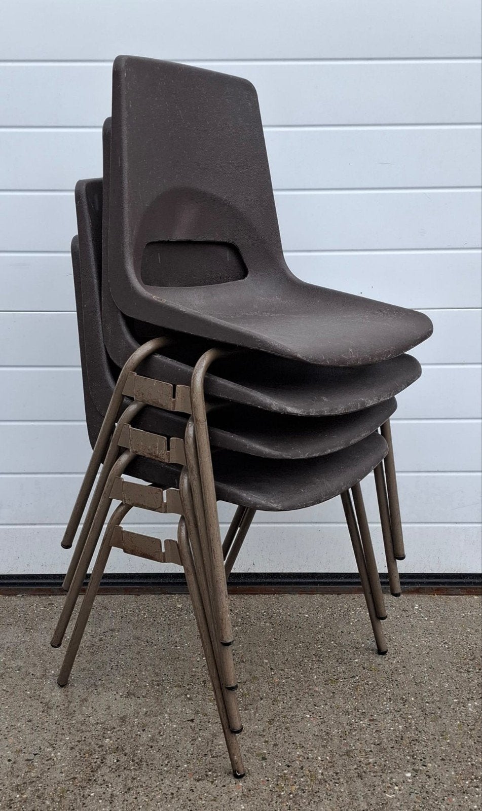 130 x Kunststof kuipstoelen bruin kantine horeca stoelen, Kunststof, Zwart, Ophalen of Verzenden, Zo goed als nieuw