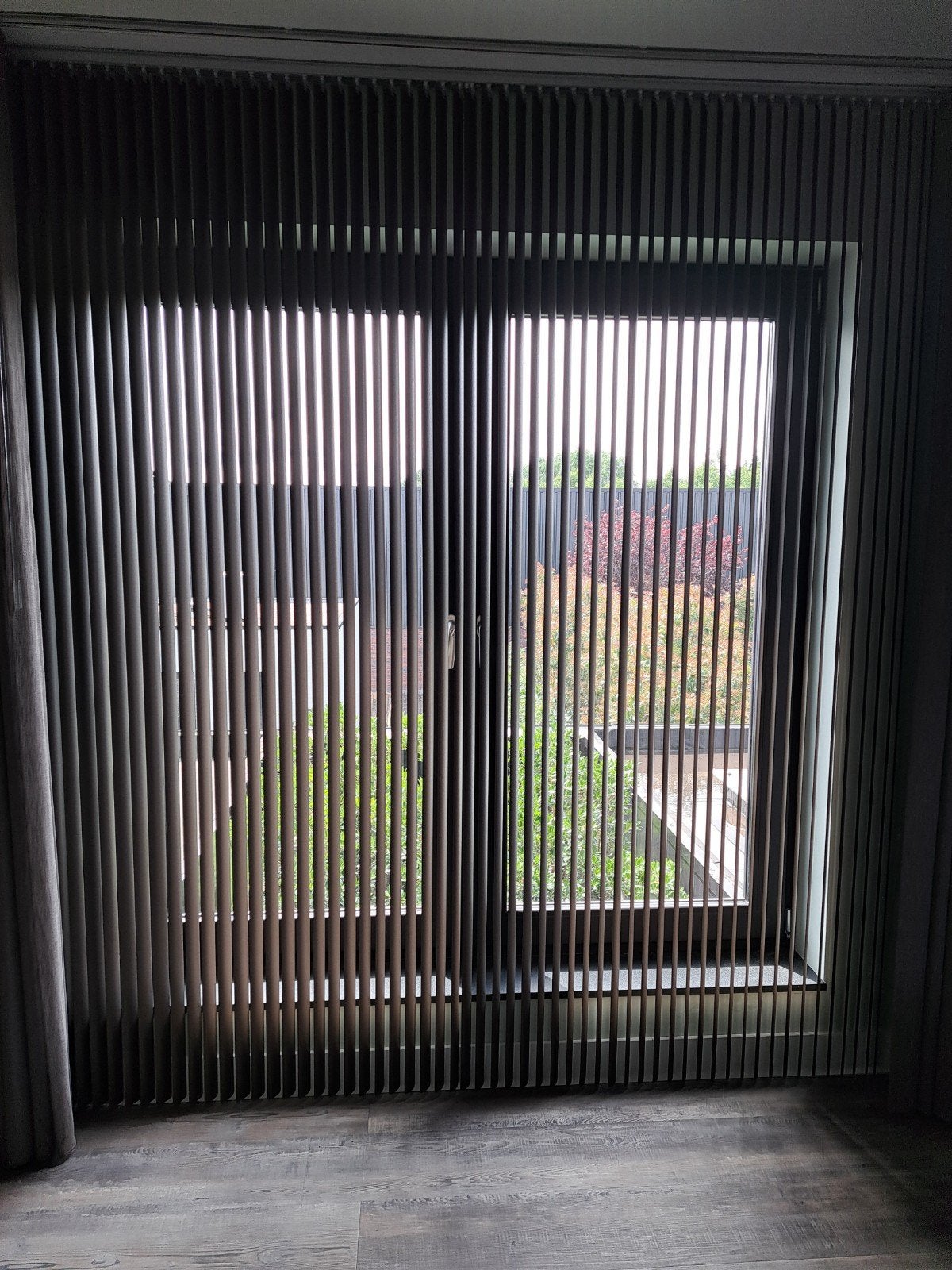 Metalen lamellen, 250x258 cm, midden openend, 5 jaar oud, Ophalen, Gebruikt, Bruin
