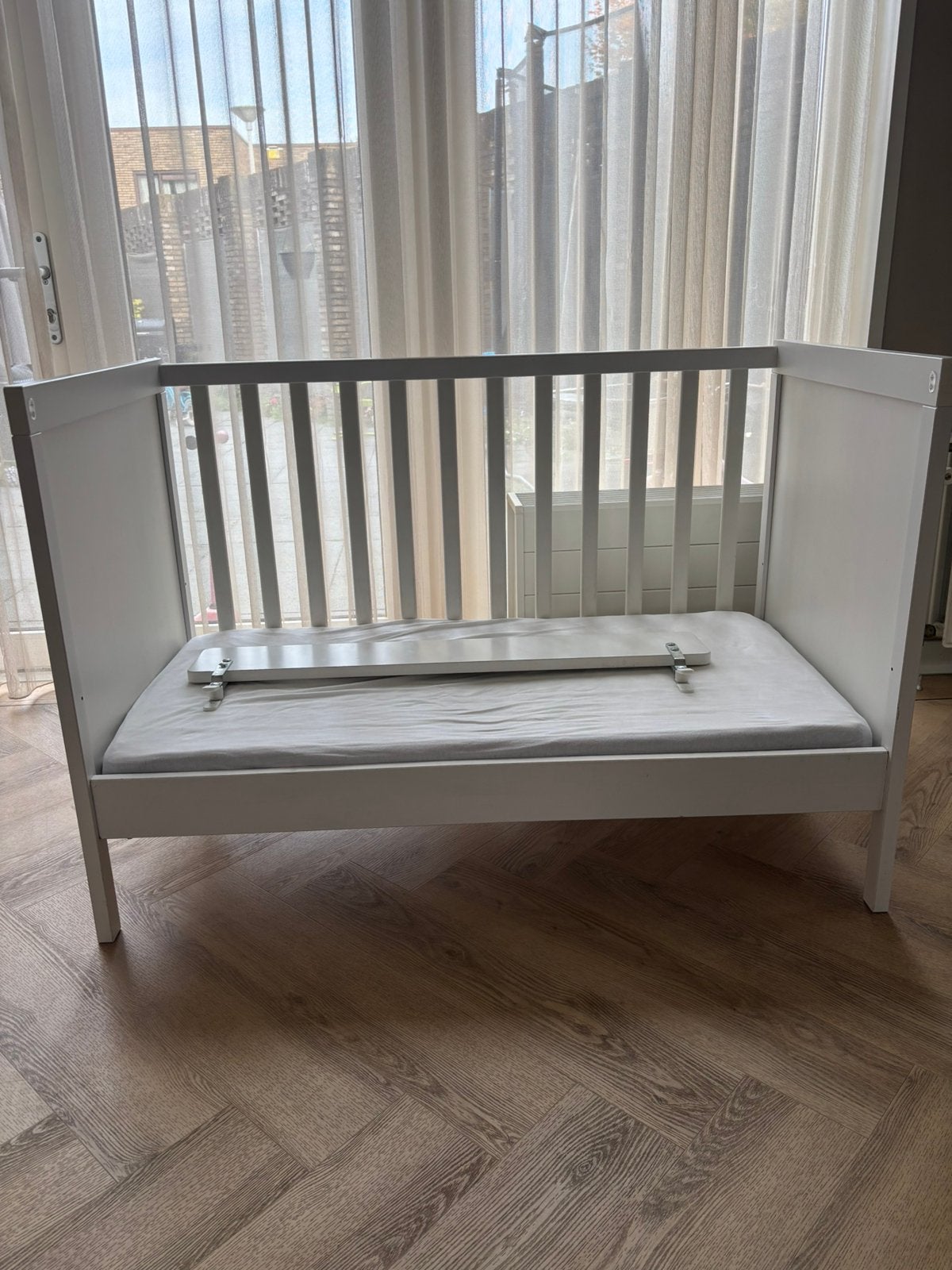 IKEA SUNDVIK babybedje + HIMLAVALV matras – 2-in-1, Ophalen, Zo goed als nieuw, Ledikant