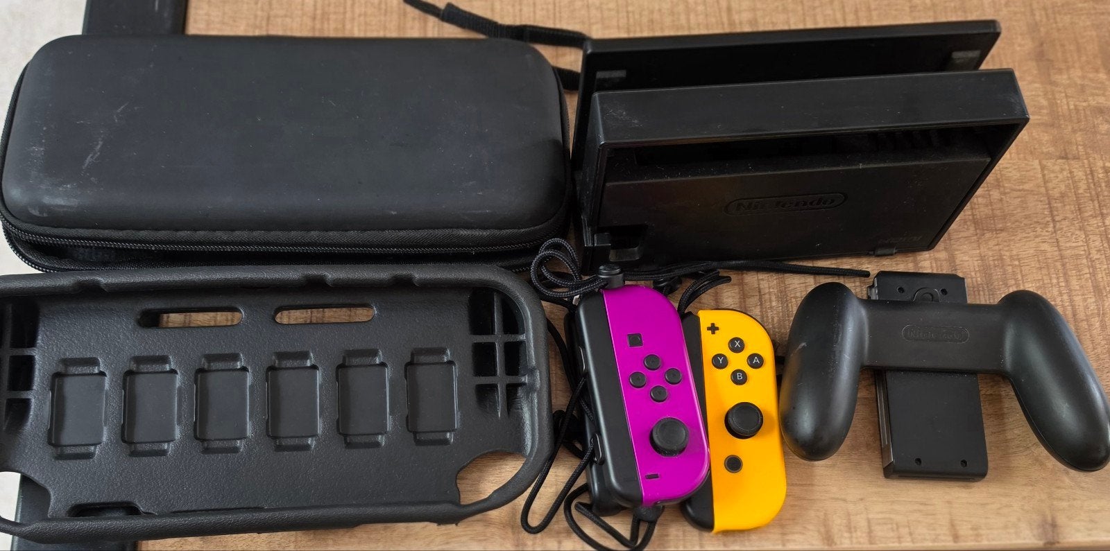 Nintendo Switch accessoires: Dock, Joy-Cons, Grip, Cases, Ophalen, Zo goed als nieuw, Met 2 controllers