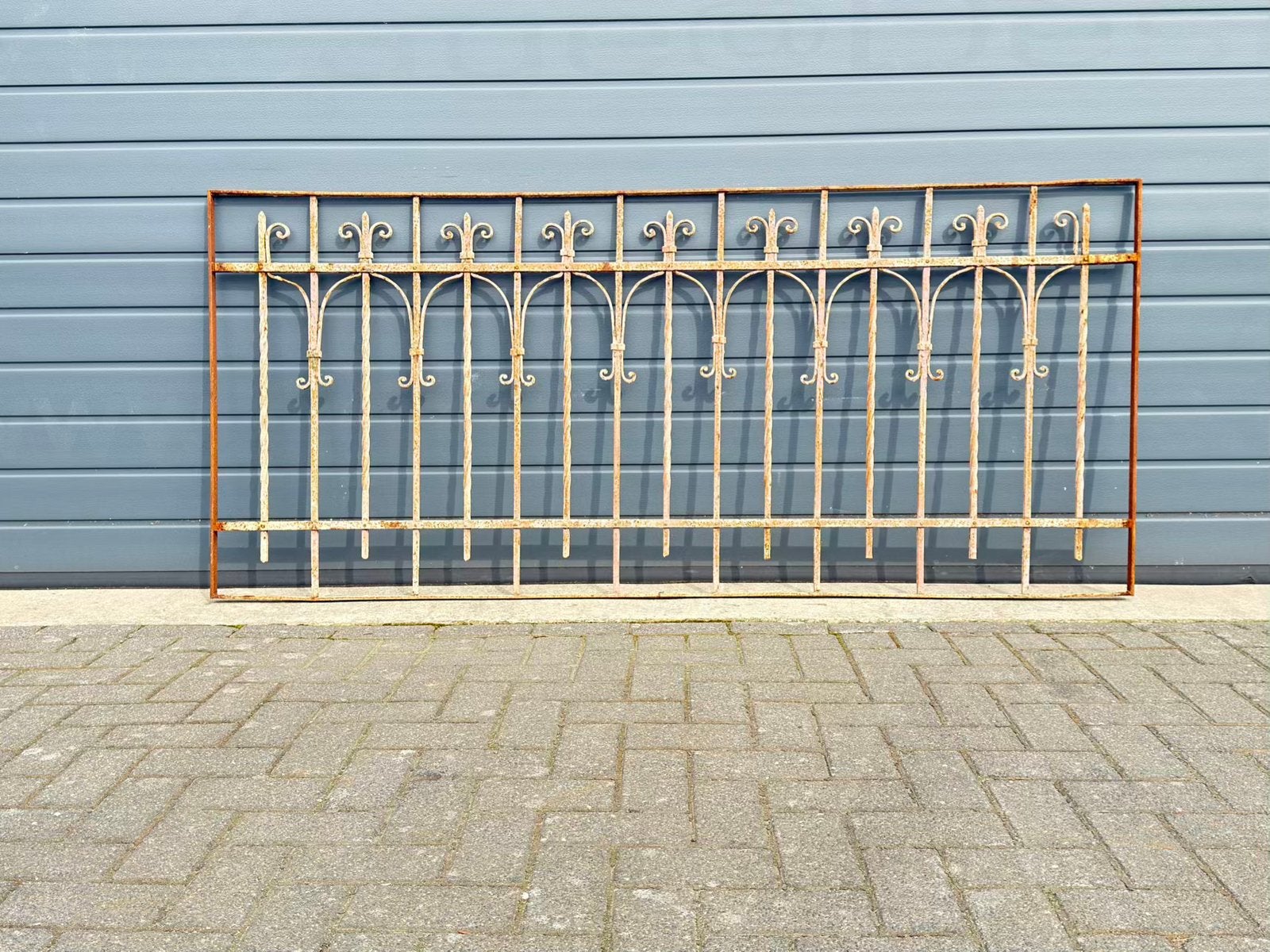 Antiek smeedijzeren hekwerk met sierlijke spijlen en bogen, Tuin en Terras, Ophalen of Verzenden, Gebruikt, IJzer, Sierhekwerk