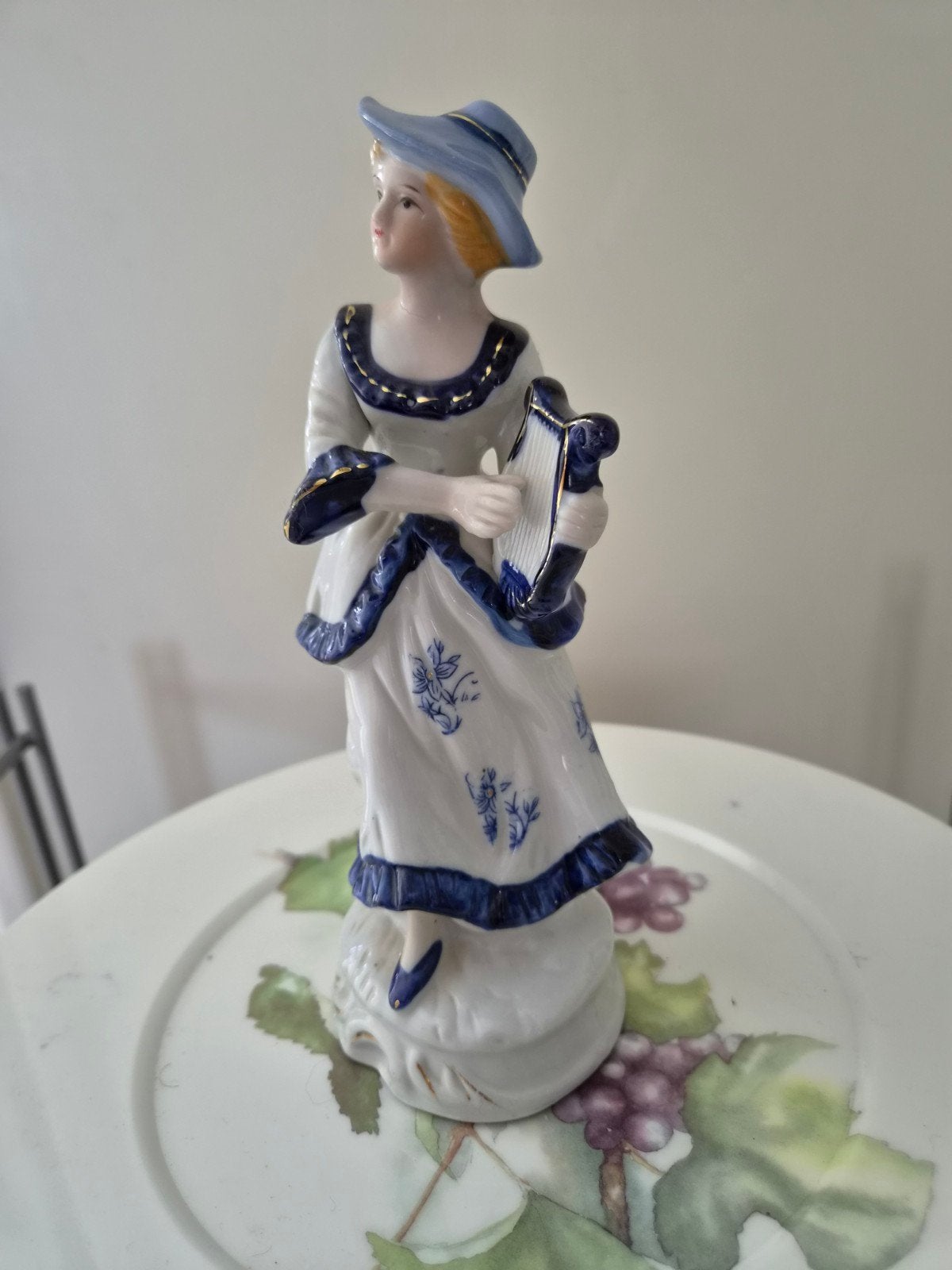 Porseleinen beeldje dame met harp, blauw en wit, Ophalen of Verzenden, Gebruikt, Mens