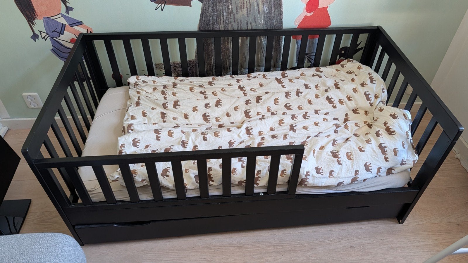 Peuterbed Petite Amelie met lade, matras, hoes en dekking, Kinderen en Baby's, Kinderkamer | Bedden, Lattenbodem, 70 tot 85 cm