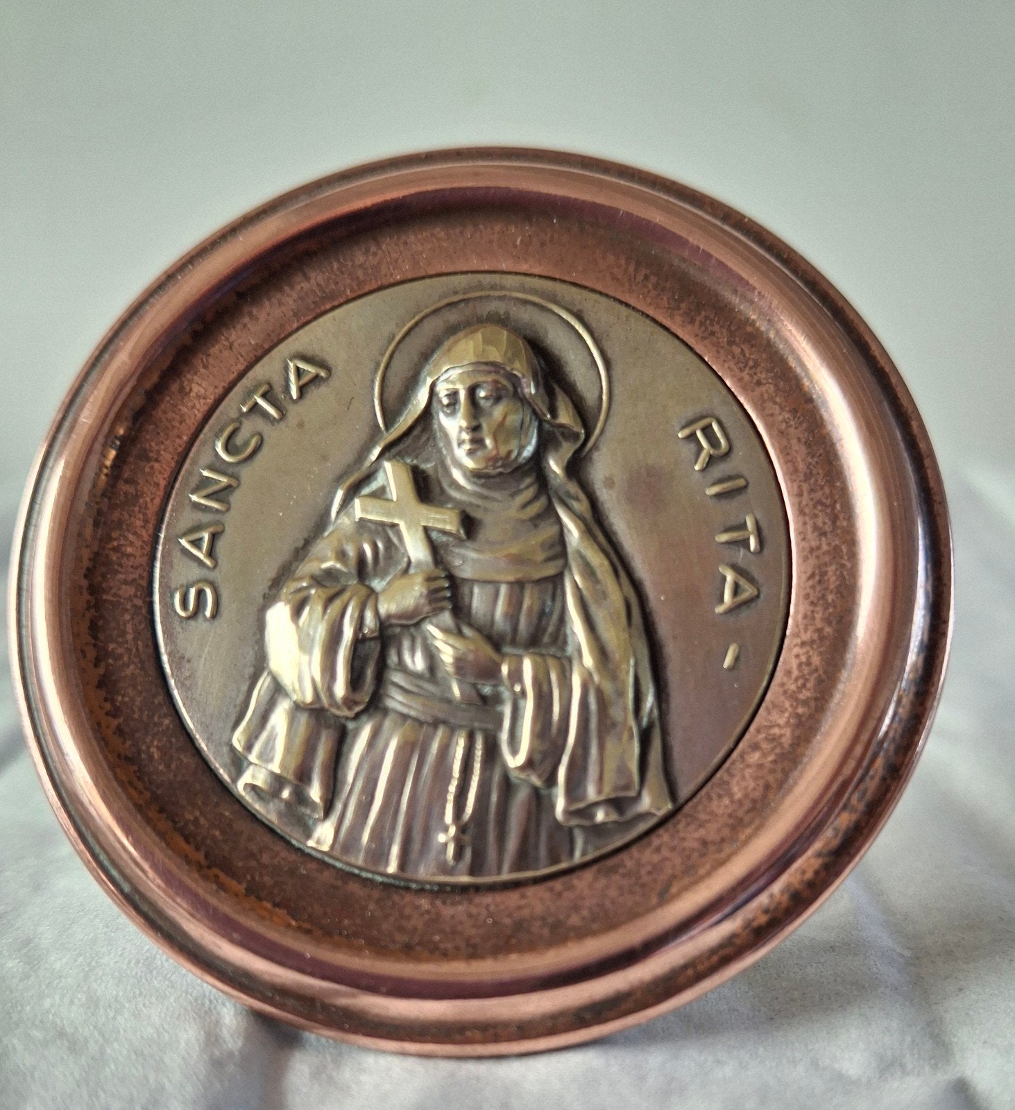 religieuze koperkleurige plaquette van de heilig RITA., Ophalen