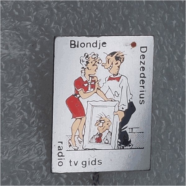 SP1474 Speldje Blondje Dezederius radio tv gids rood variant, Ophalen of Verzenden, Gebruikt, Overige onderwerpen