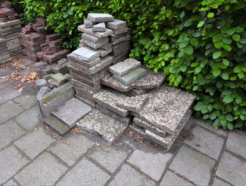 Gratis: restanten klinkers, (grind)tegels en basalt keien, Tuin en Terras, Ophalen, Overige materialen, Gebruikt, Overige typen