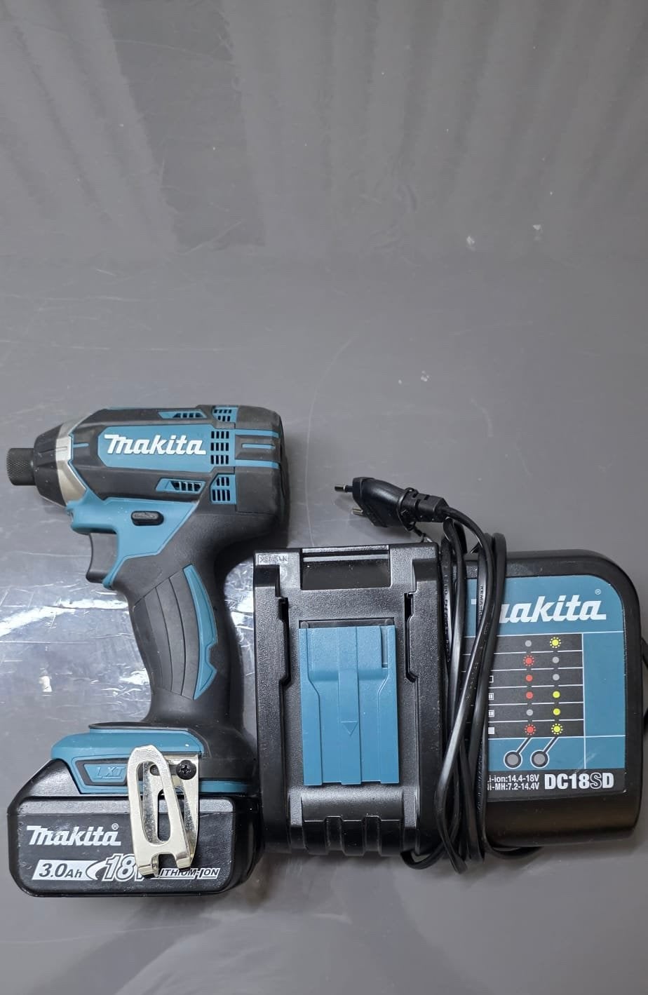 Makita DTD152 18V slagschroevendraaier met lader en accu, Doe-het-zelf en Verbouw, Gereedschap | Boormachines, Variabele snelheid